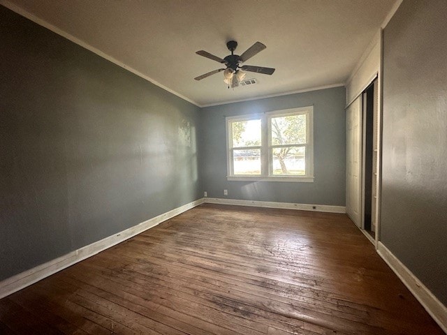 unfurnished room featuring ceiling fan, ornamental molding, and hardwood / wood-style floors