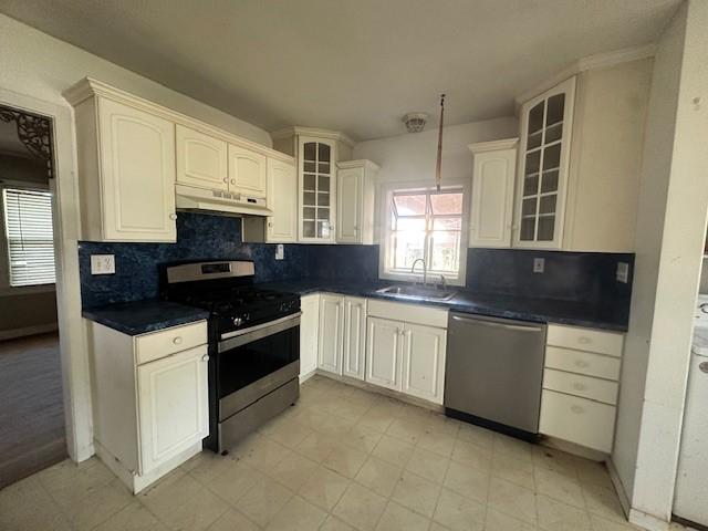 515 Breezy Ln, Wharton, TX 77488 - kitchen with stainless steel appliances, under cabinet range hood, a sink, and decorative backsplash