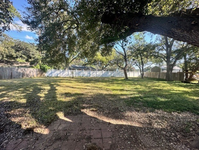 515 Breezy Ln, Wharton, TX 77488 - view of yard