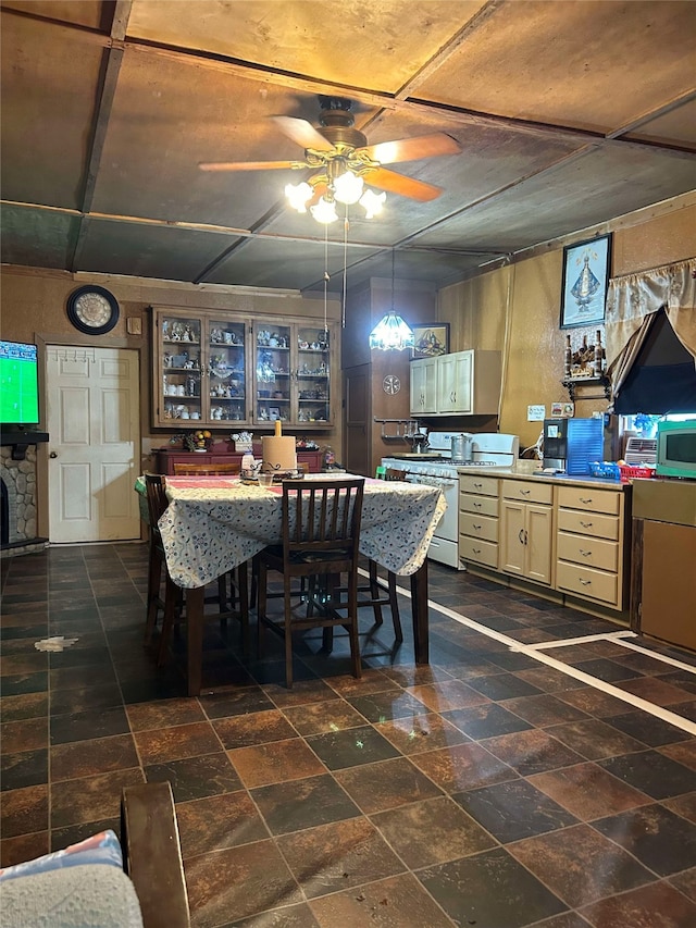 dining space with ceiling fan