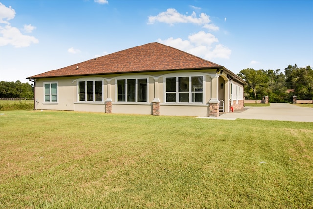 back of house featuring a yard