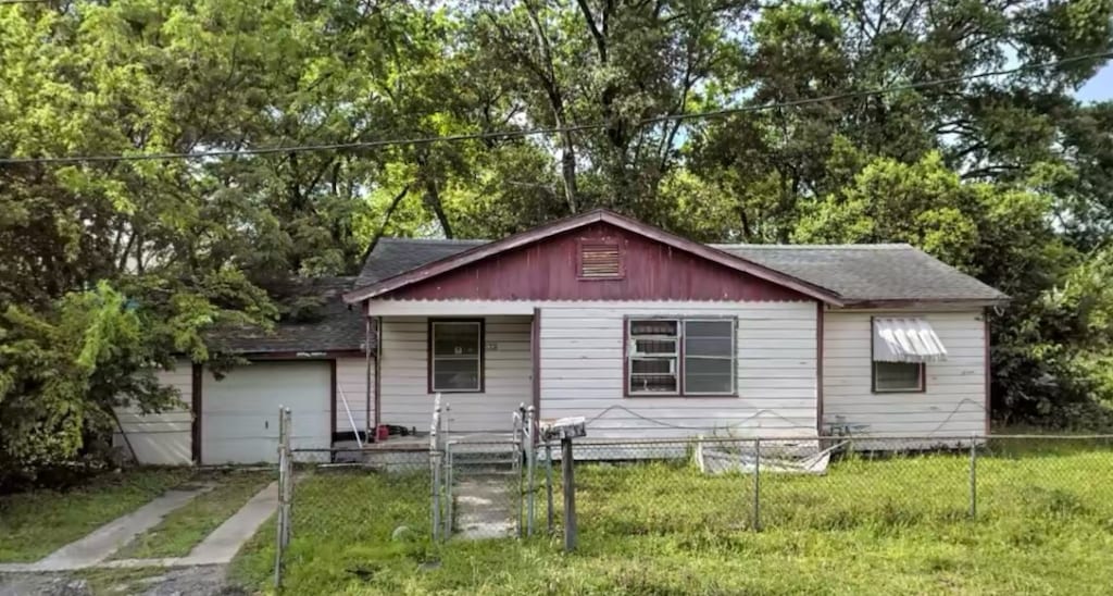 view of front of house with a front lawn