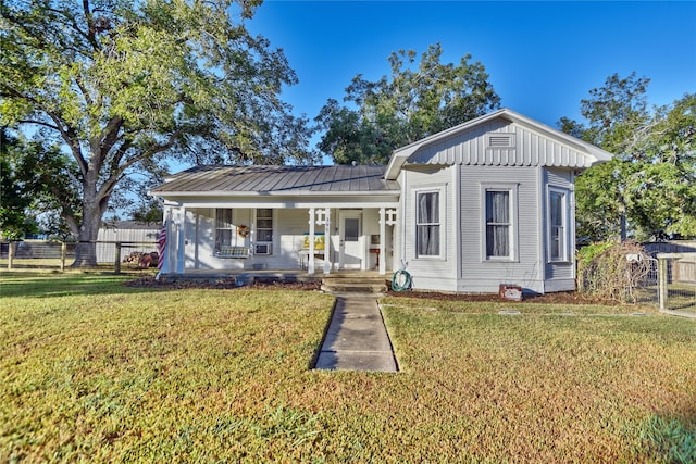 view of front of property featuring a front lawn and covered porch