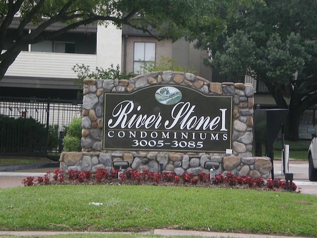 community sign featuring a yard