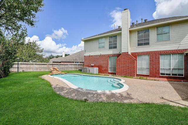 view of swimming pool featuring a lawn