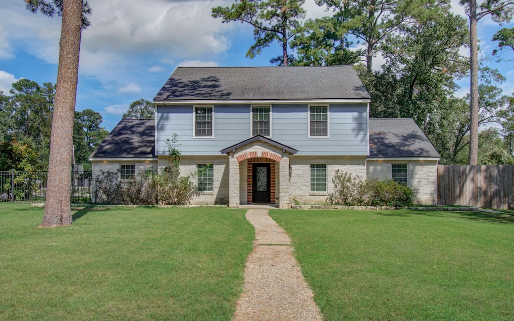 view of front of home featuring a front lawn