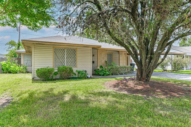 single story home featuring a front lawn