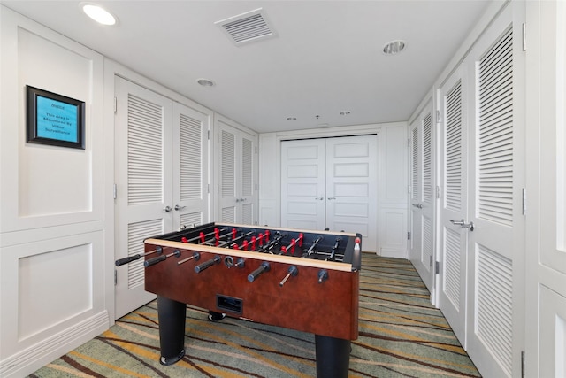 recreation room with carpet flooring