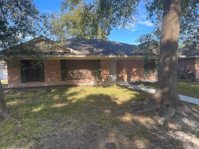 view of front of property featuring a front lawn