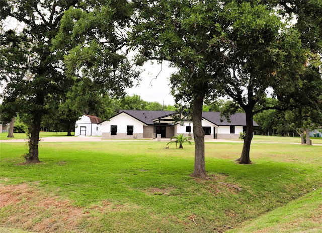 view of front of house featuring a front lawn