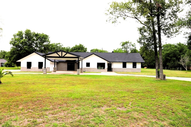 view of front of home featuring a front lawn