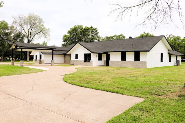 modern inspired farmhouse featuring cooling unit and a front lawn