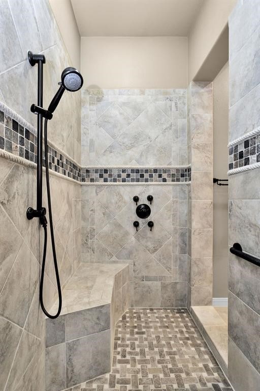 bathroom featuring a tile shower