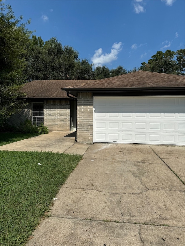 view of front of property featuring a garage and a front yard