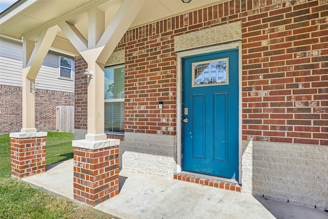 entrance to property featuring covered porch