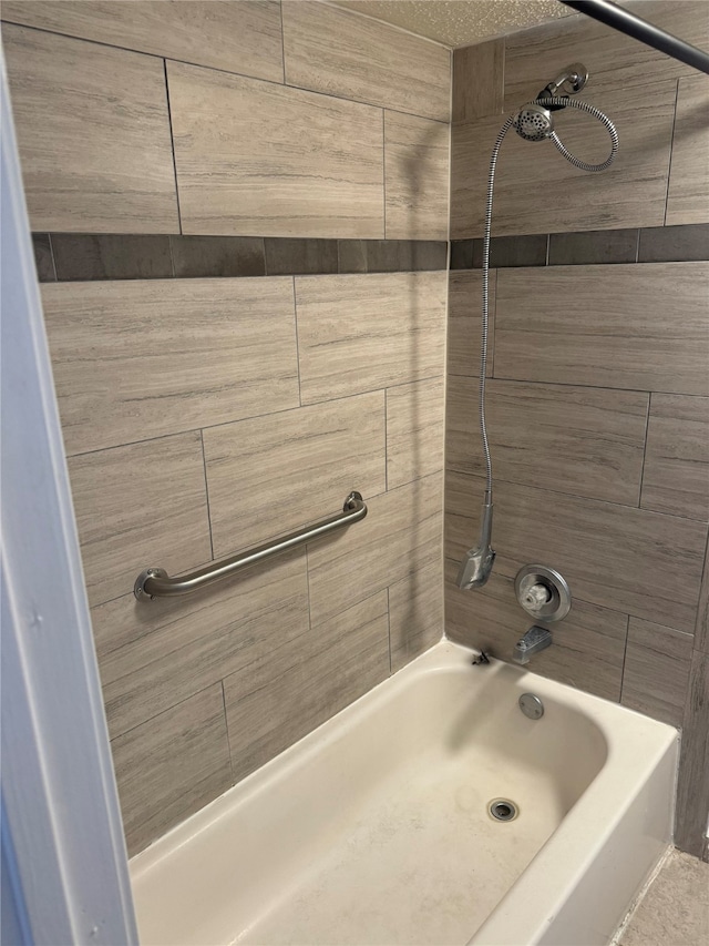 bathroom featuring tiled shower / bath