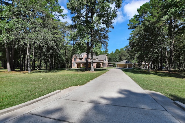 view of front facade featuring a front lawn