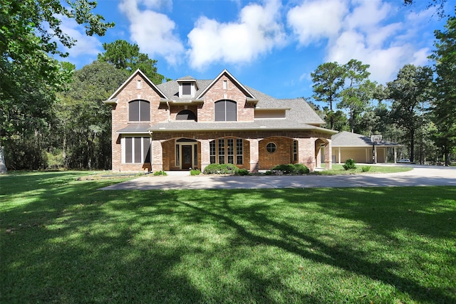 view of front facade featuring a front yard