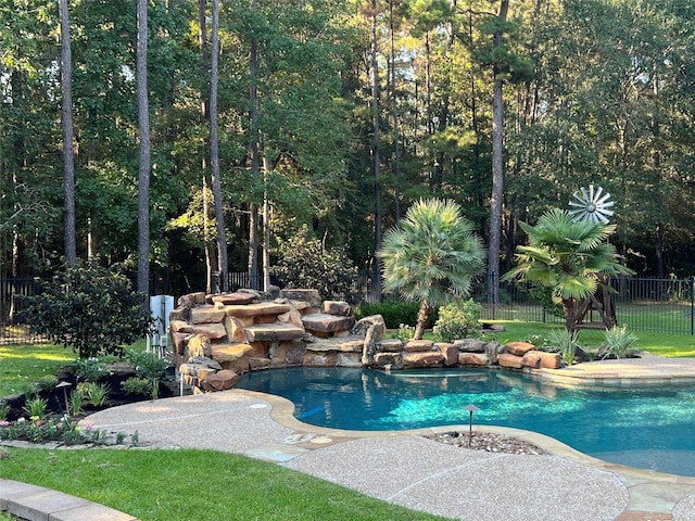 view of swimming pool