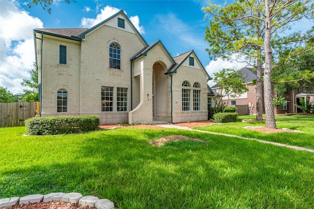 view of front of home featuring a front yard