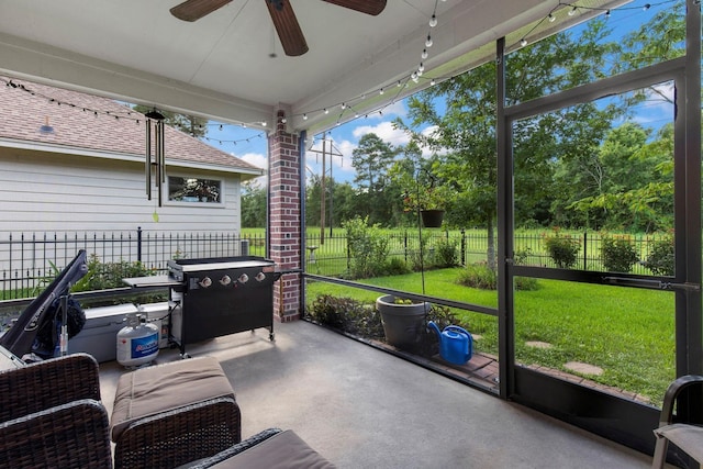 sunroom with ceiling fan