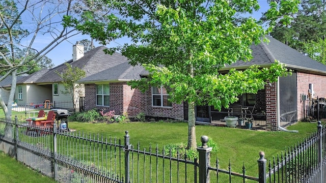 view of front facade featuring a front yard