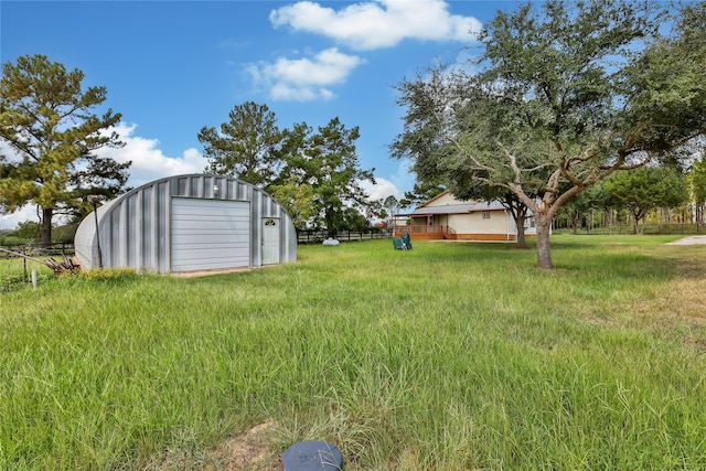 view of yard featuring an outdoor structure