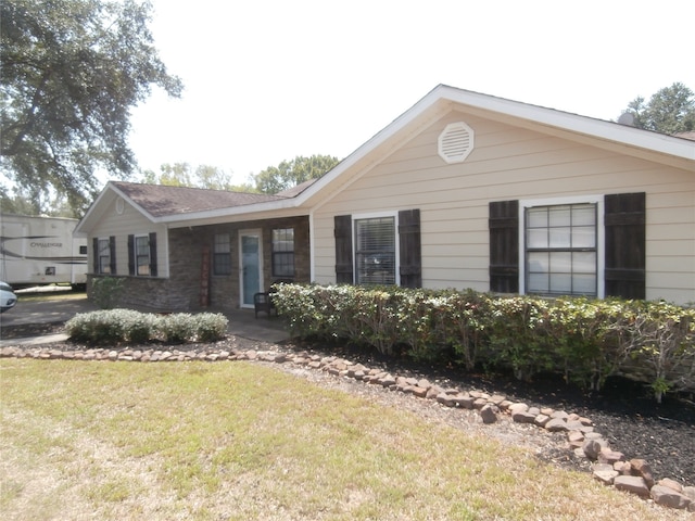 ranch-style home featuring a front yard