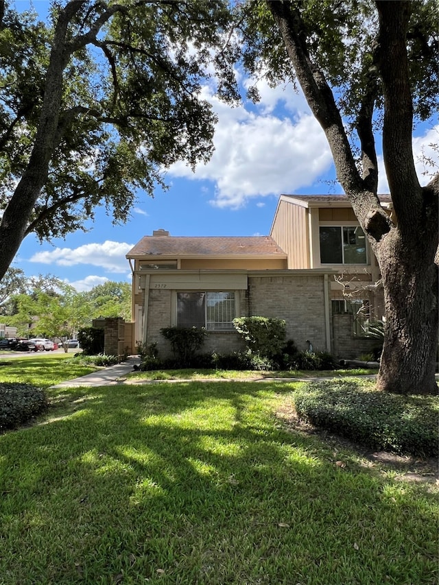 view of front facade with a front lawn