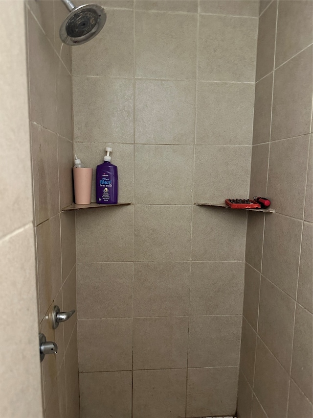 bathroom featuring tiled shower