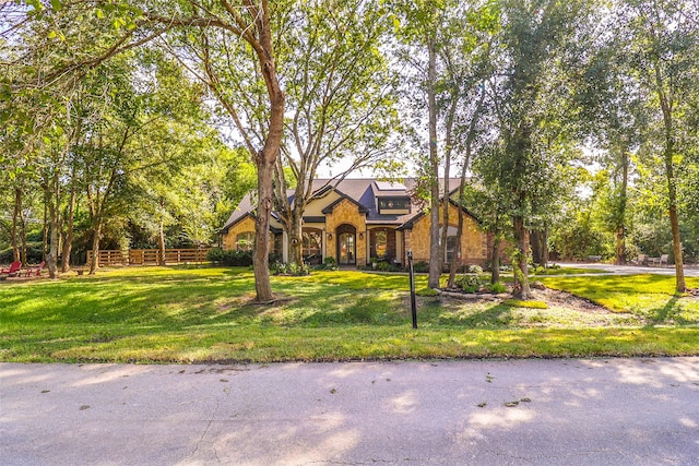 view of front of home featuring a front yard