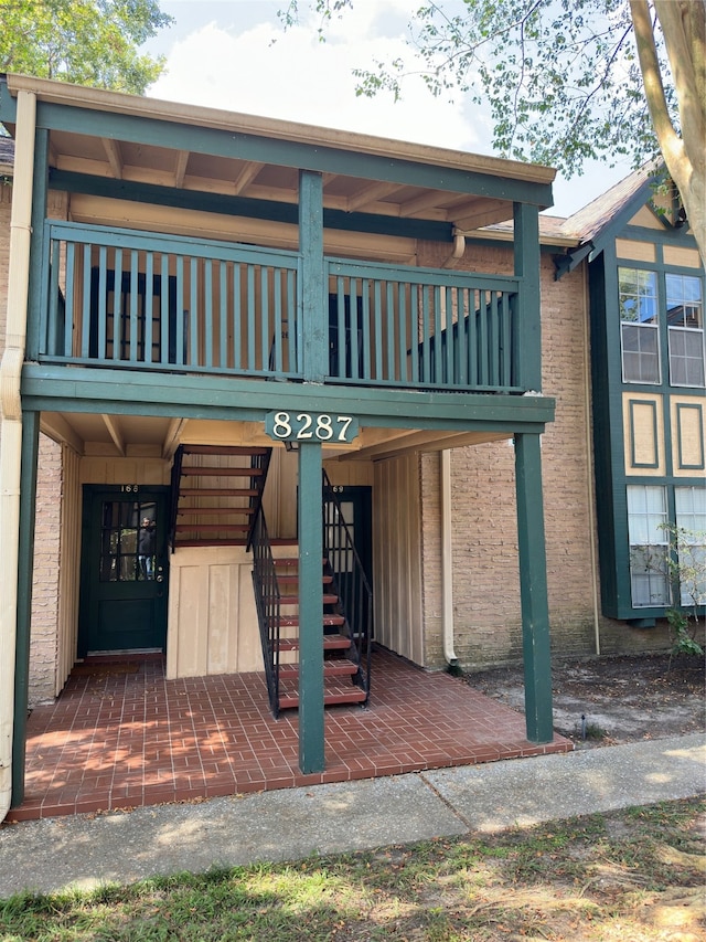 view of front of property featuring a balcony