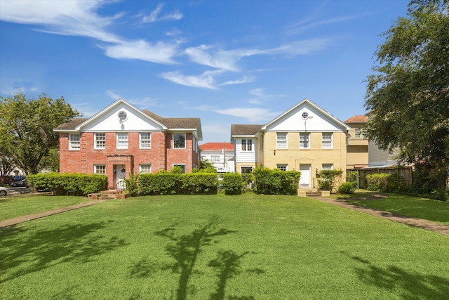 view of front facade featuring a front lawn