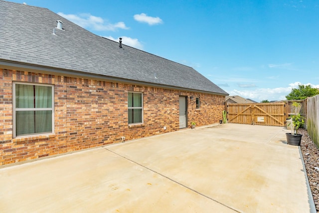 308 Creekside Ln, Lake Jackson, TX 77566 - fenced backyard with a gate and a patio area