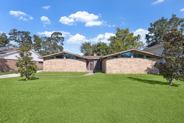 view of front of property featuring a front lawn