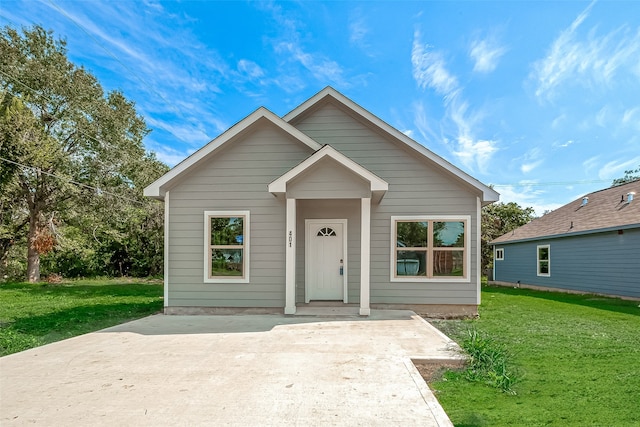 bungalow featuring a front yard