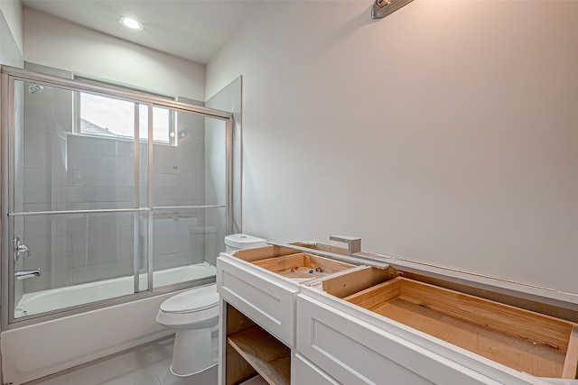 bathroom with combined bath / shower with glass door and toilet