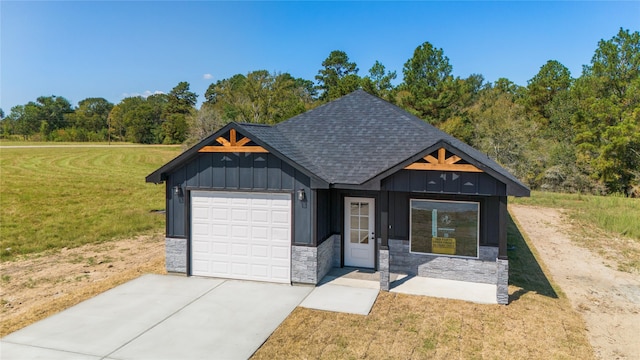 view of front facade featuring a front lawn and a garage