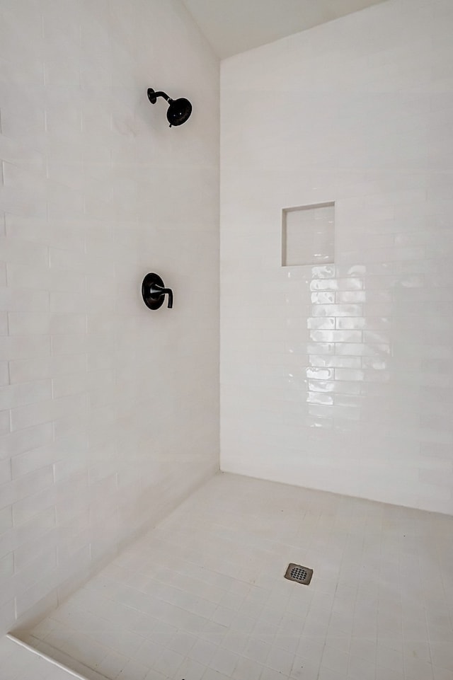 bathroom featuring a tile shower