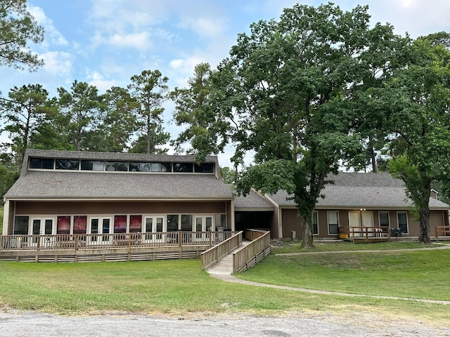 view of front of property with a front yard