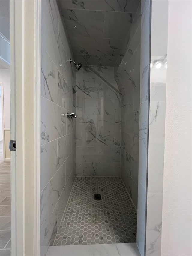 bathroom featuring a tile shower