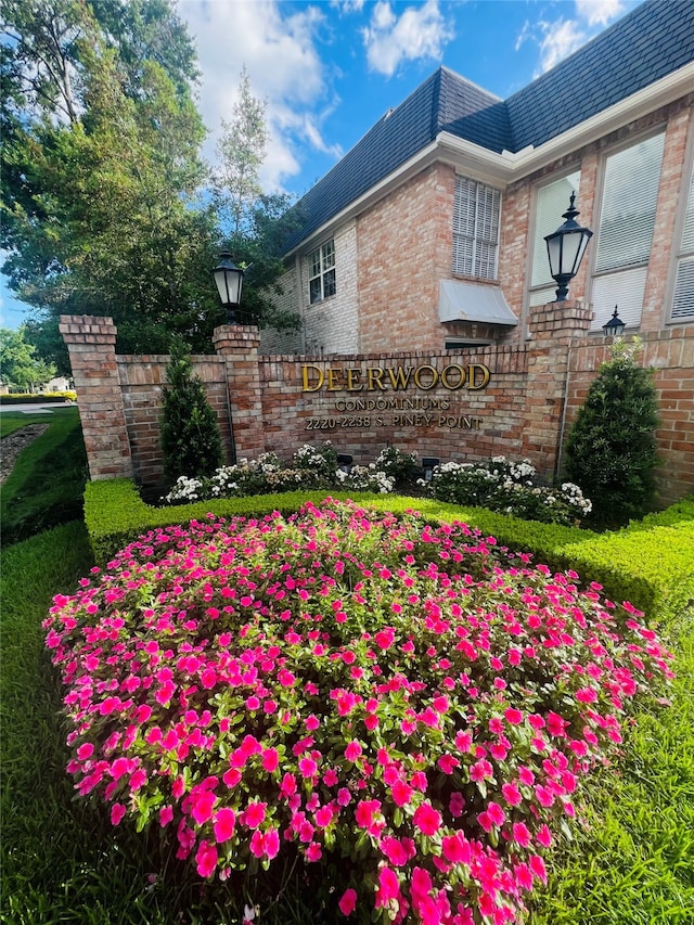 view of community / neighborhood sign