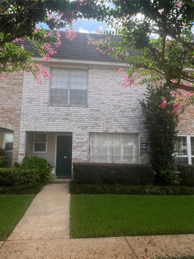 view of front facade with a front yard