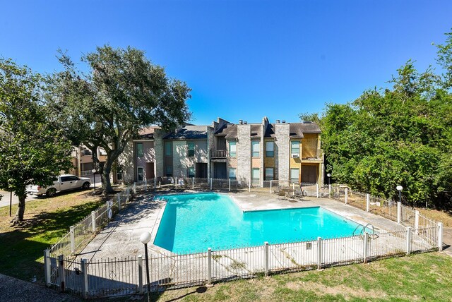 view of swimming pool featuring a patio