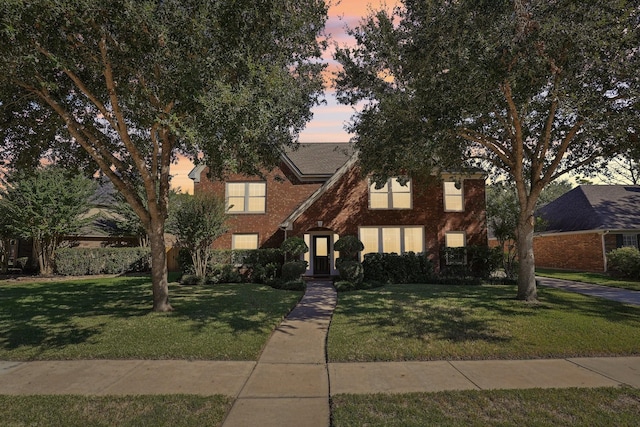 view of front facade featuring a lawn