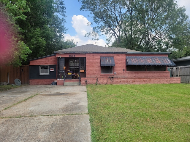 view of front facade with a front lawn