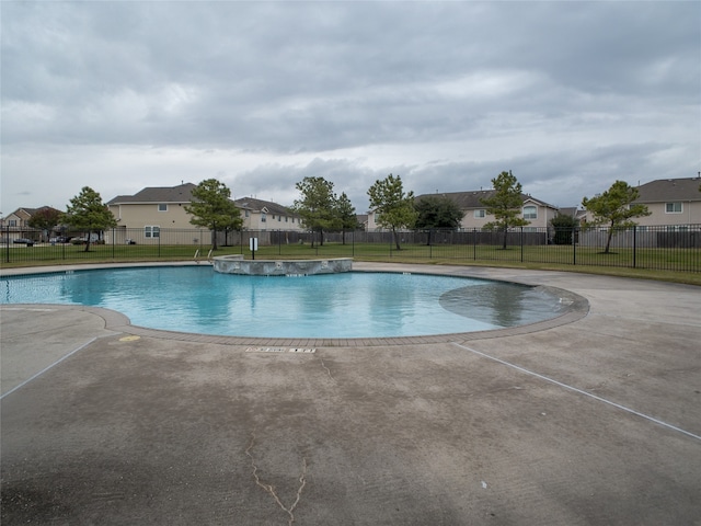 view of swimming pool with a yard