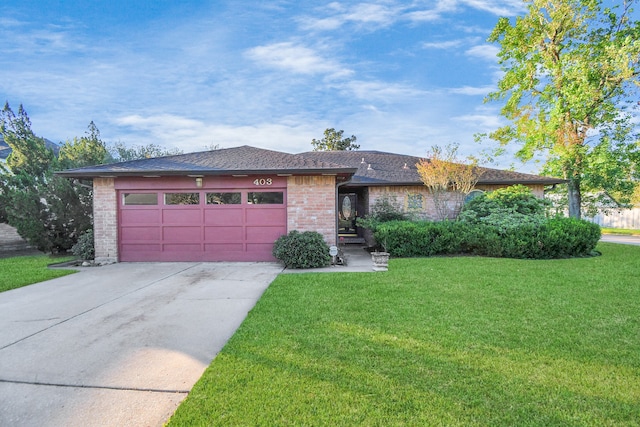 view of front of property featuring a front lawn and a garage