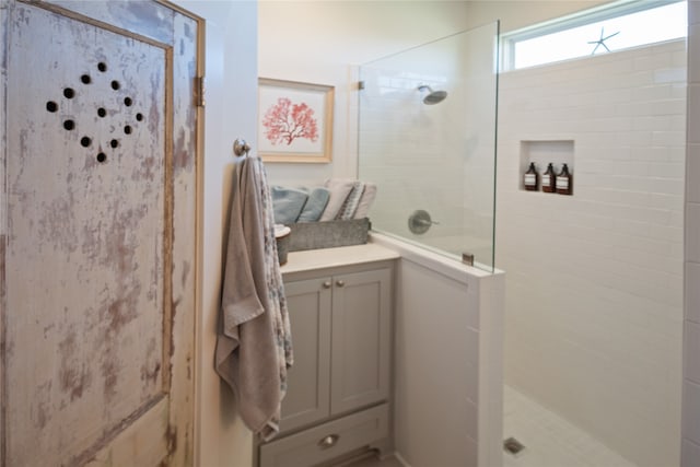 bathroom featuring a tile shower