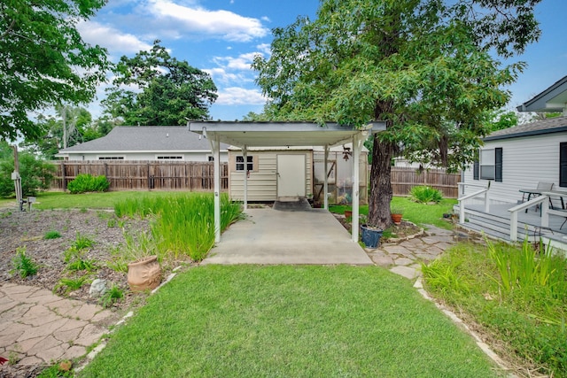 view of yard with a shed